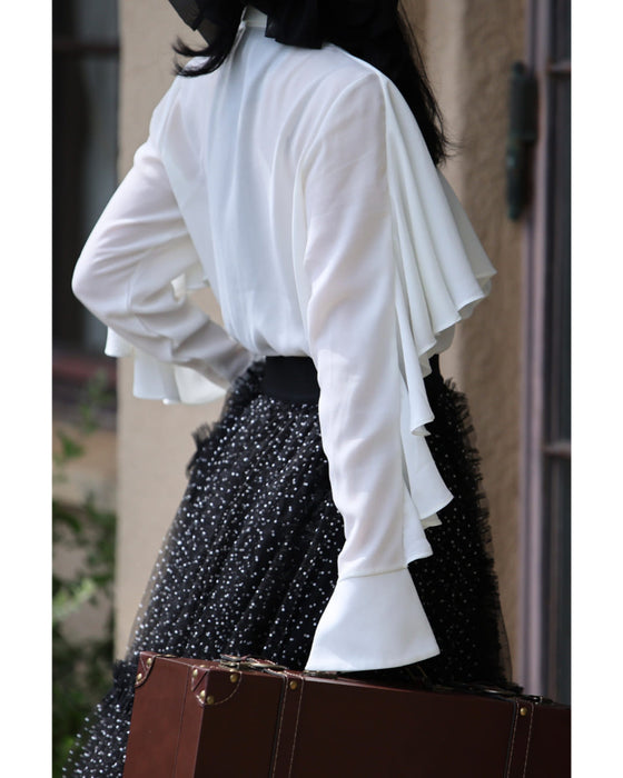 流れるようなフレアのクラシカルブラウストップス(ブローチ付き)