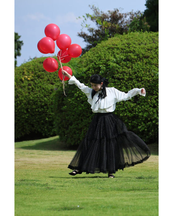 流れるようなフレアのクラシカルブラウストップス(ブローチ付き)