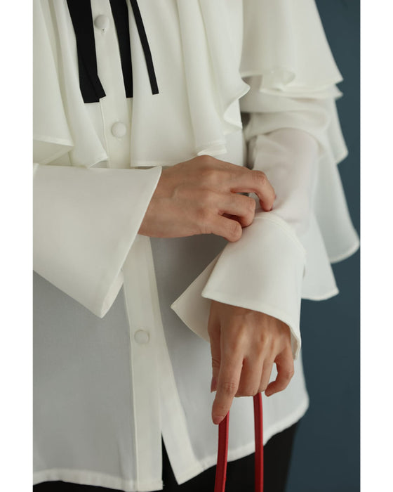 流れるようなフレアのクラシカルブラウストップス(ブローチ付き)