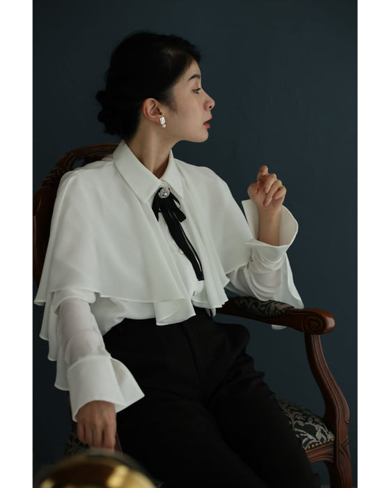 流れるようなフレアのクラシカルブラウストップス(ブローチ付き)