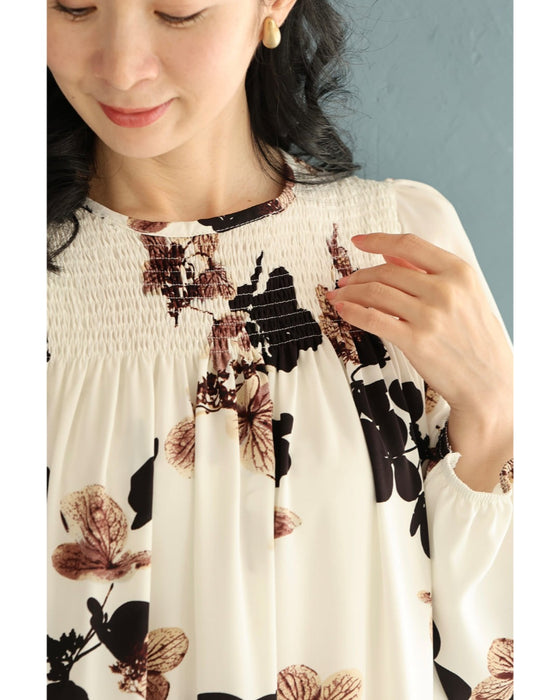 凛と咲く深みカラーの花柄ミディアムワンピース(紐リボン付き)