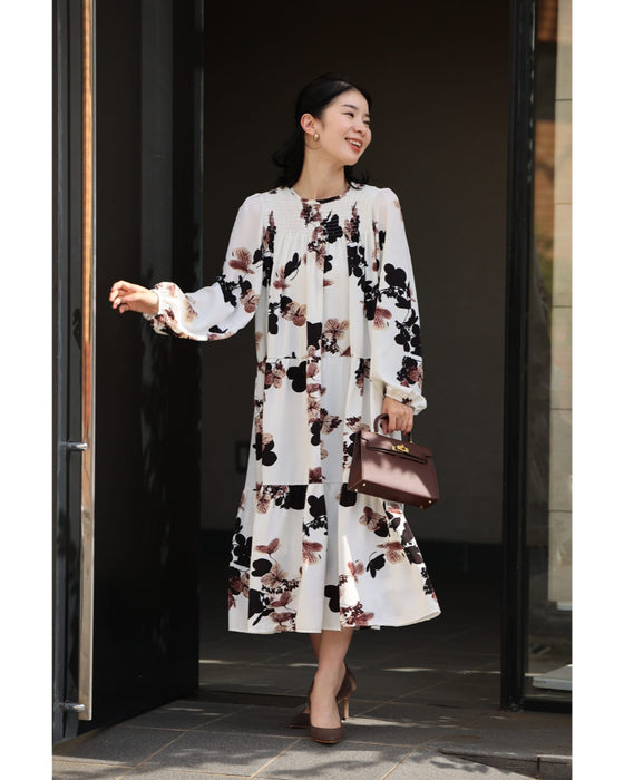 凛と咲く深みカラーの花柄ミディアムワンピース(紐リボン付き)