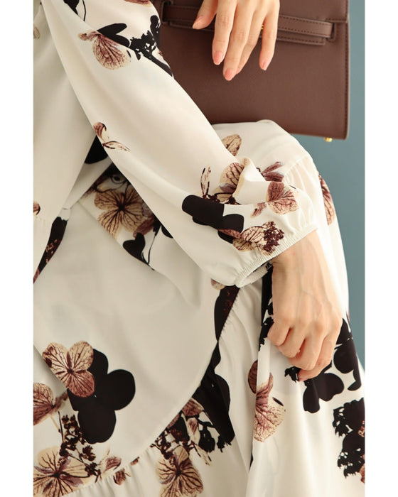 凛と咲く深みカラーの花柄ミディアムワンピース(紐リボン付き)