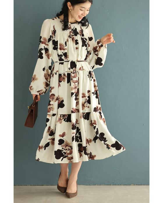 凛と咲く深みカラーの花柄ミディアムワンピース(紐リボン付き)