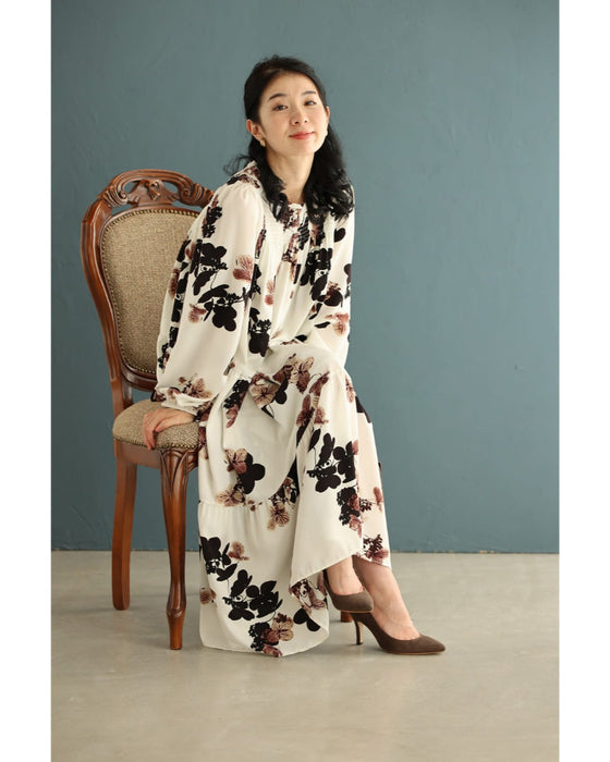 凛と咲く深みカラーの花柄ミディアムワンピース(紐リボン付き)