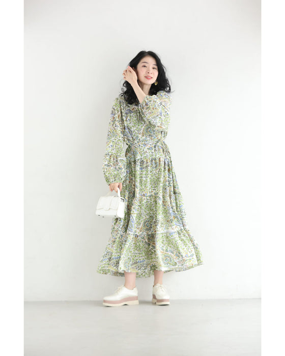 爽やかな小花とペイズリーのティアードロングワンピース（紐ベルト付き）
