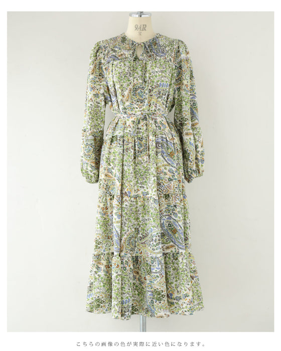 爽やかな小花とペイズリーのティアードロングワンピース（紐ベルト付き）