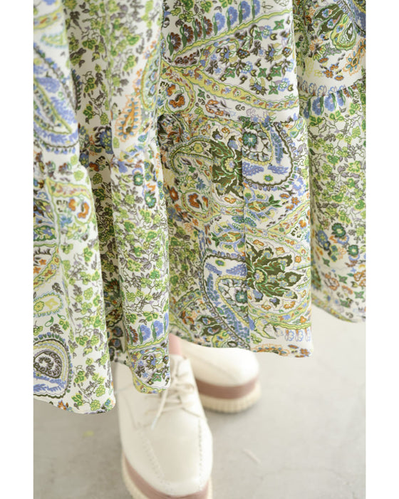 爽やかな小花とペイズリーのティアードロングワンピース（紐ベルト付き）