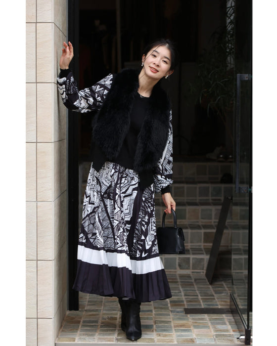 モノトーンなアートが広がるドッキングニットロングワンピース