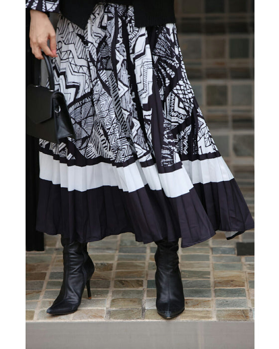 モノトーンなアートが広がるドッキングニットロングワンピース