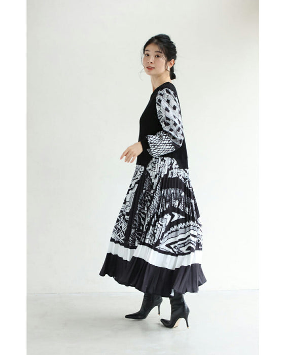 モノトーンなアートが広がるドッキングニットロングワンピース