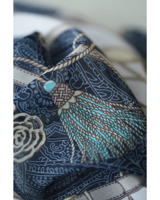 重なるデザインのスカーフ柄エアリーチュニック