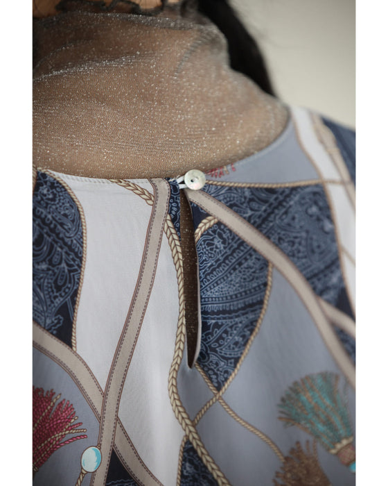 重なるデザインのスカーフ柄エアリーチュニック