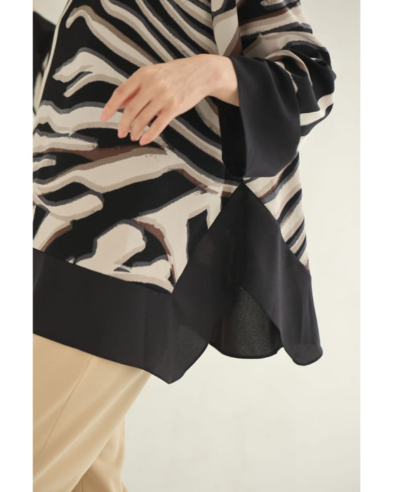 流れゆくアート柄のモードブラウストップス