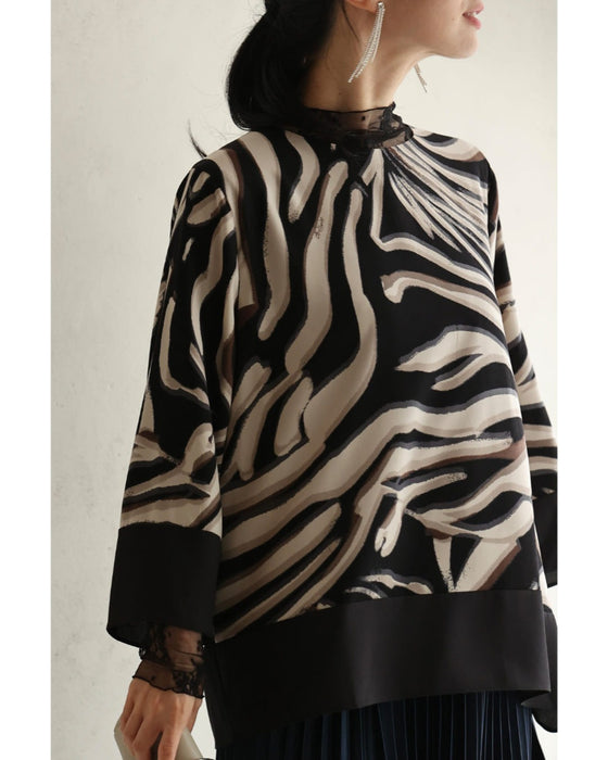 流れゆくアート柄のモードブラウストップス