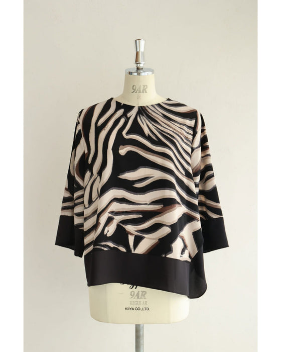 流れゆくアート柄のモードブラウストップス