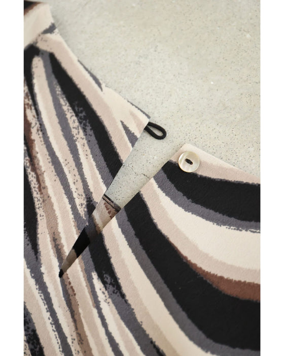 流れゆくアート柄のモードブラウストップス