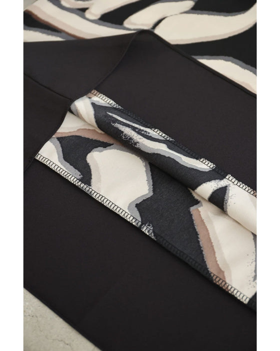 流れゆくアート柄のモードブラウストップス