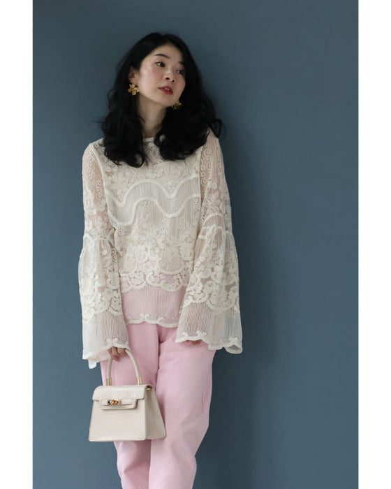 光に溶け込む華刺繍フレア袖ブラウストップス