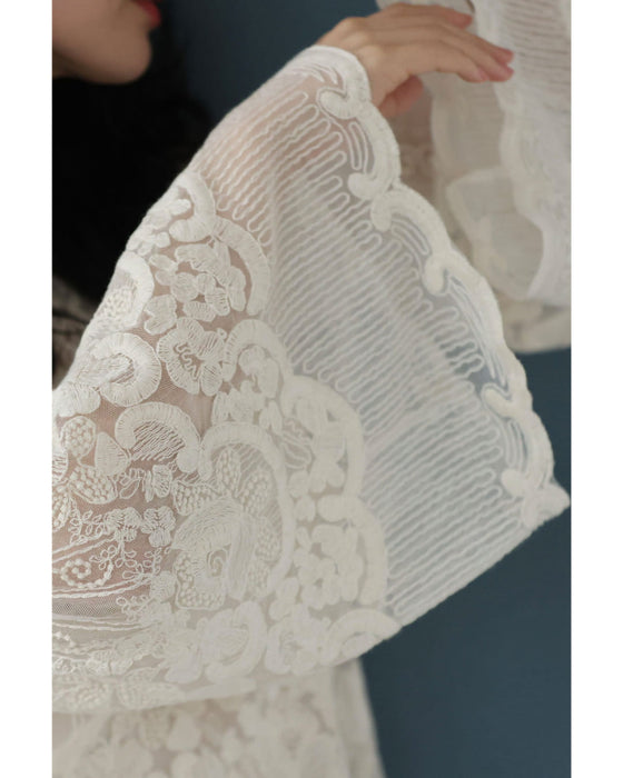 光に溶け込む華刺繍フレア袖ブラウストップス