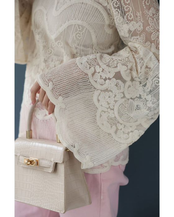 光に溶け込む華刺繍フレア袖ブラウストップス