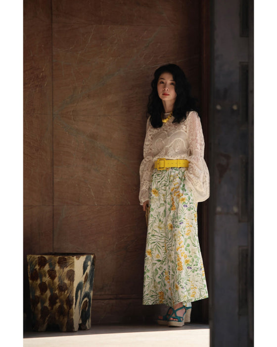 光に溶け込む華刺繍フレア袖ブラウストップス