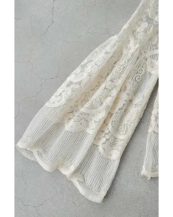 光に溶け込む華刺繍フレア袖ブラウストップス