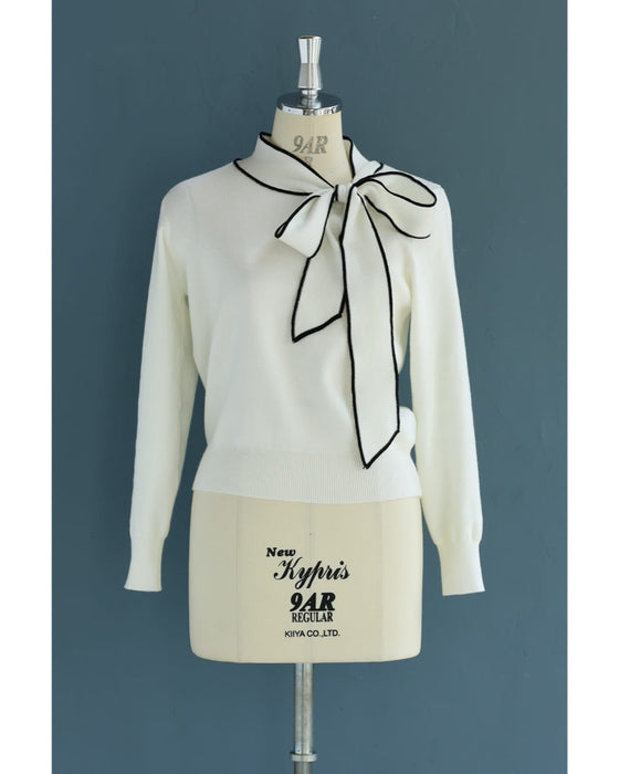 縁取りリボンネックのニットプルオーバートップス