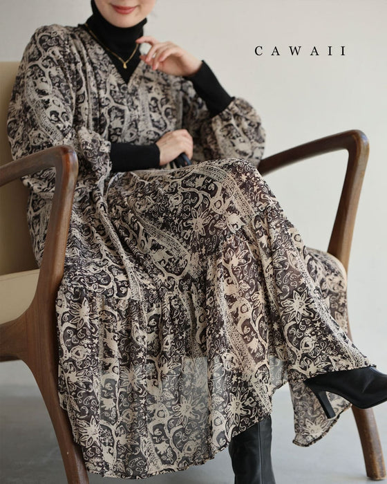 ふわり広がるエスニックな花柄ミディアムワンピース