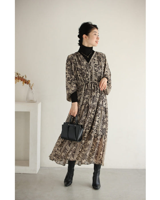 ふわり広がるエスニックな花柄ミディアムワンピース