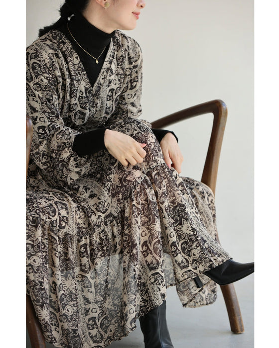 ふわり広がるエスニックな花柄ミディアムワンピース