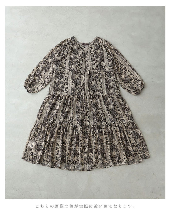 ふわり広がるエスニックな花柄ミディアムワンピース