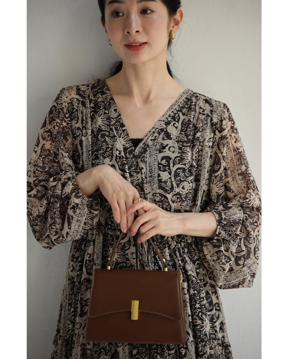 ふわり広がるエスニックな花柄ミディアムワンピース