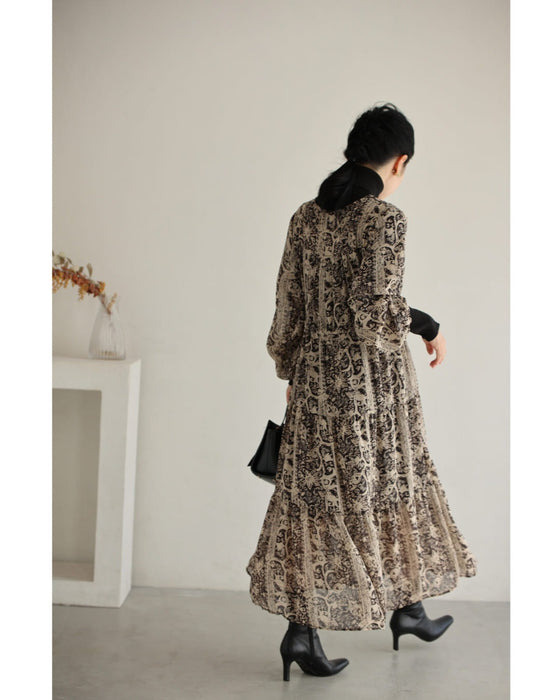 ふわり広がるエスニックな花柄ミディアムワンピース
