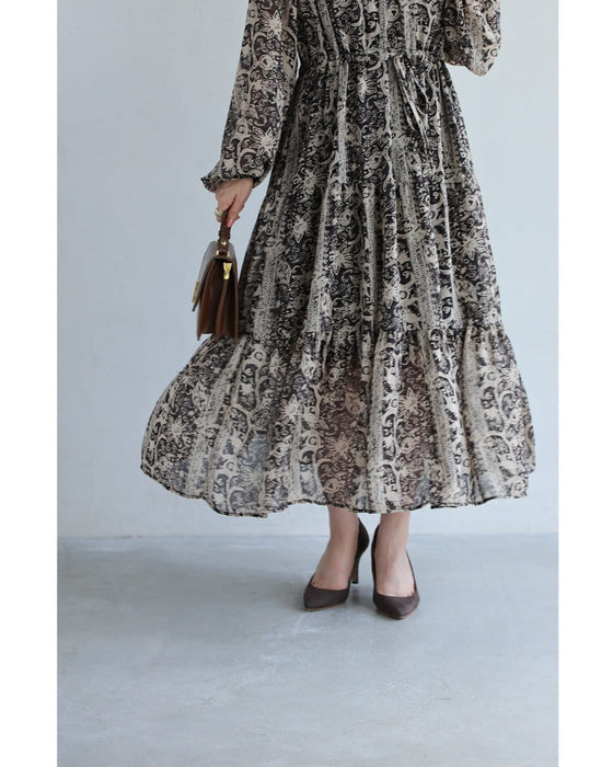 ふわり広がるエスニックな花柄ミディアムワンピース