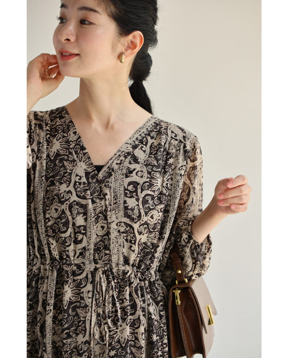ふわり広がるエスニックな花柄ミディアムワンピース