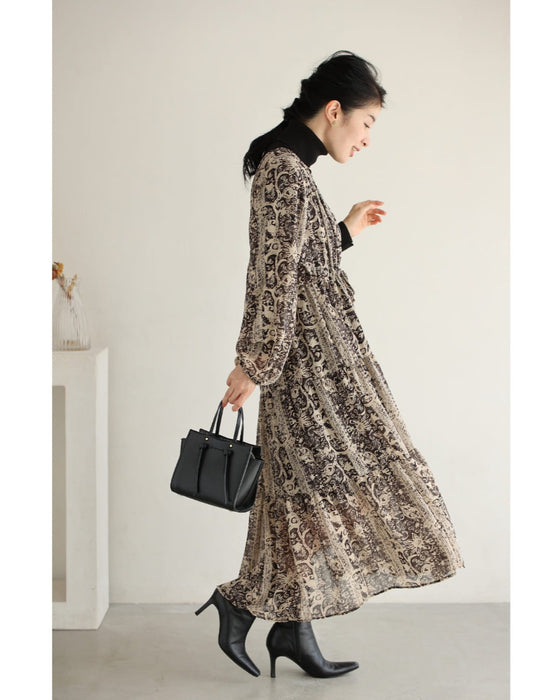 ふわり広がるエスニックな花柄ミディアムワンピース