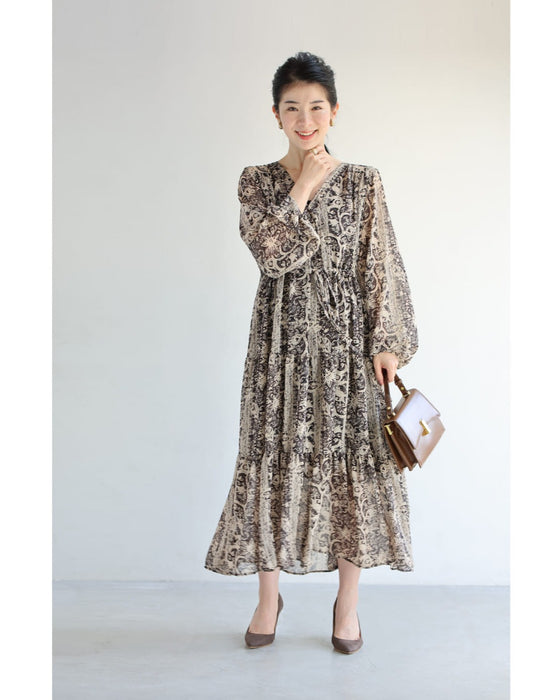 ふわり広がるエスニックな花柄ミディアムワンピース