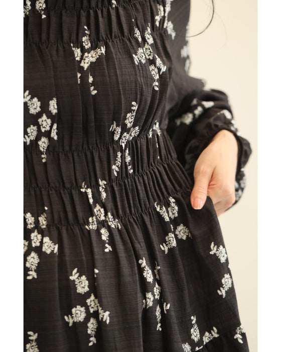 花と花を結ぶ胸元シャーリングミディアムワンピース