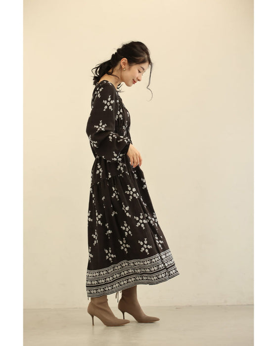 花と花を結ぶ胸元シャーリングミディアムワンピース