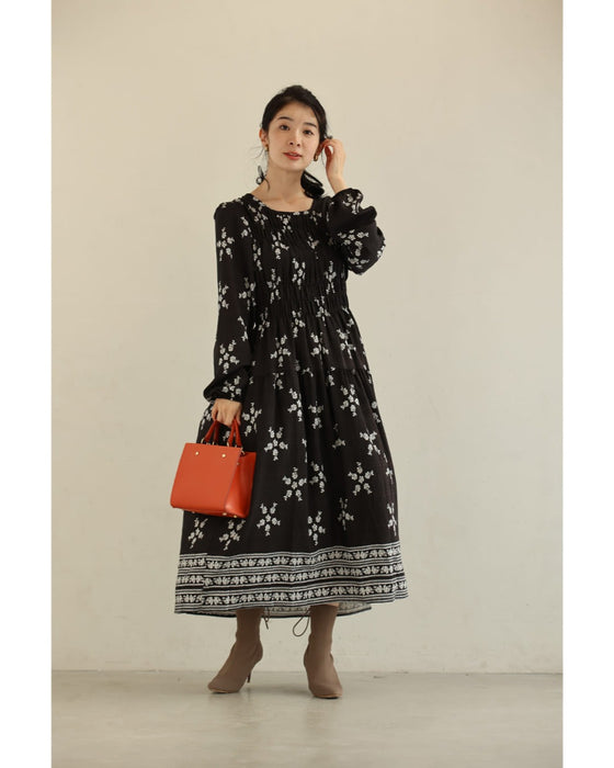 花と花を結ぶ胸元シャーリングミディアムワンピース