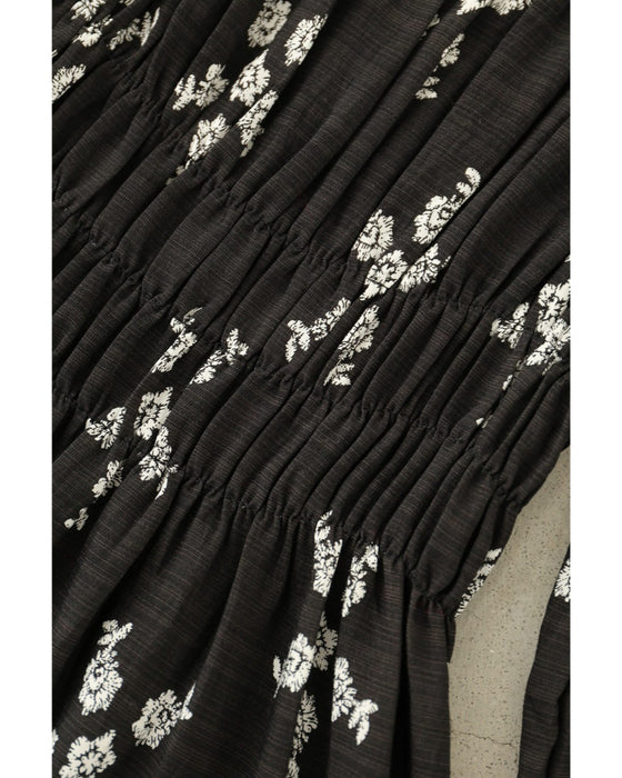 花と花を結ぶ胸元シャーリングミディアムワンピース