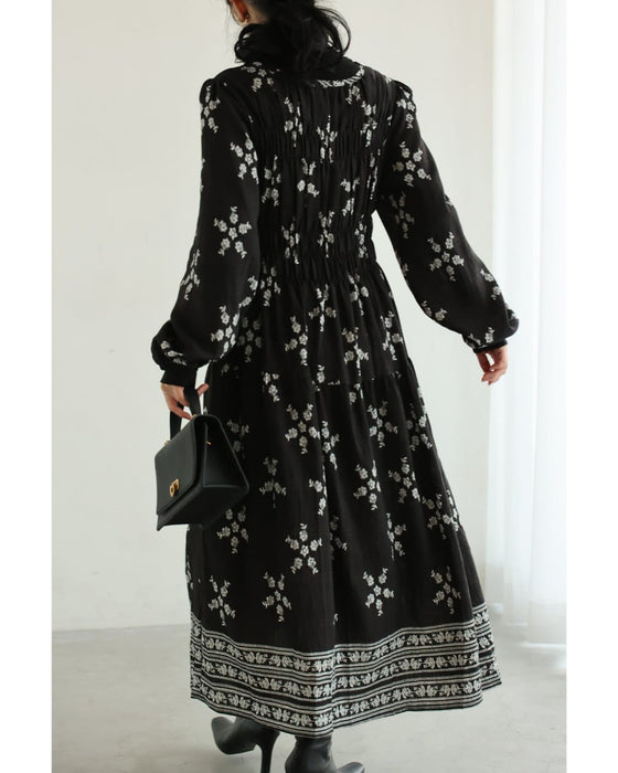 花と花を結ぶ胸元シャーリングミディアムワンピース