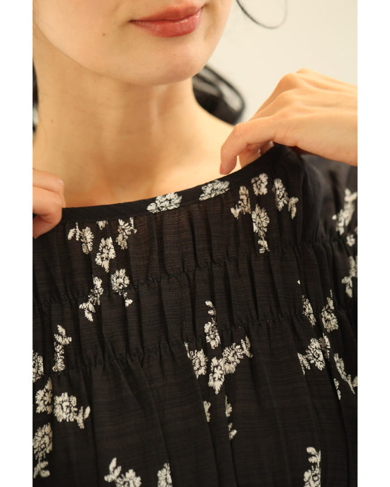 花と花を結ぶ胸元シャーリングミディアムワンピース