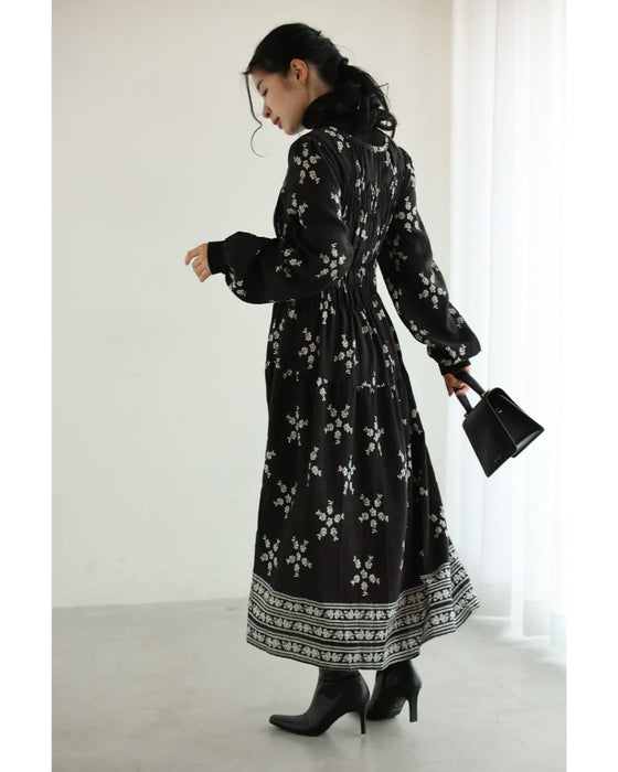 花と花を結ぶ胸元シャーリングミディアムワンピース