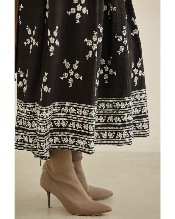 花と花を結ぶ胸元シャーリングミディアムワンピース