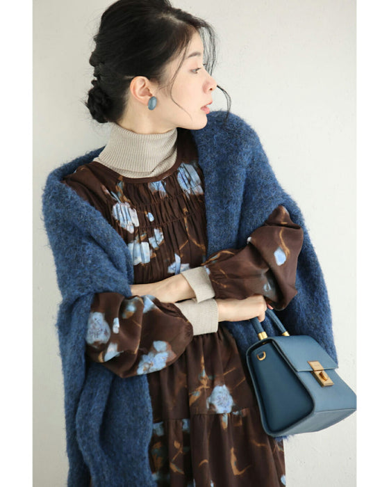 淡いブルーの花が降る胸元シャーリングミディアムワンピース