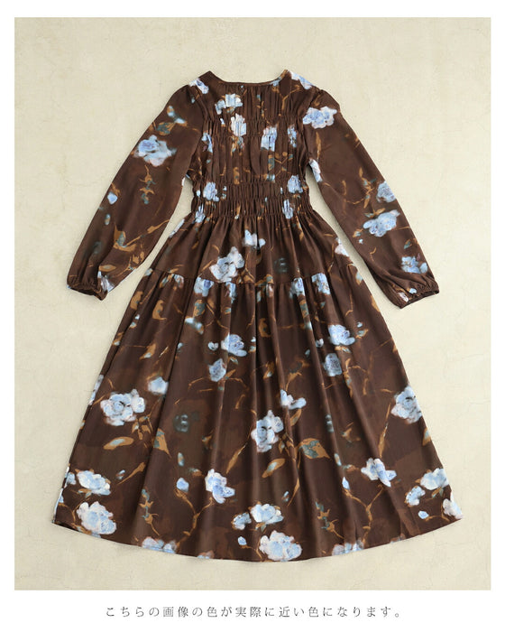 淡いブルーの花が降る胸元シャーリングミディアムワンピース