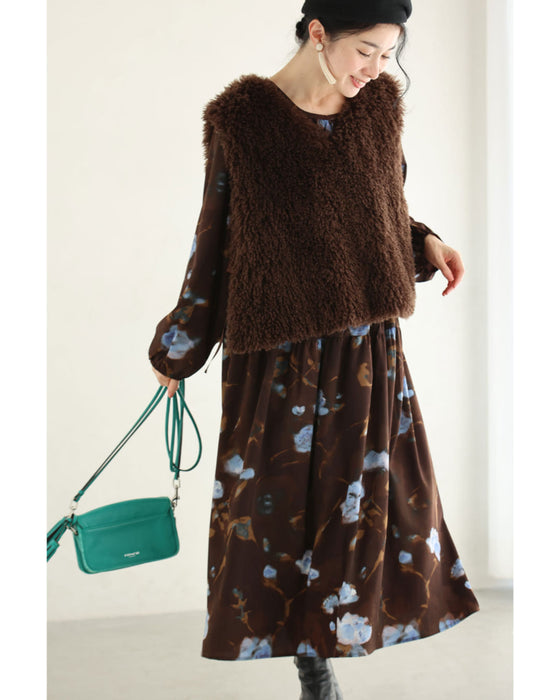 淡いブルーの花が降る胸元シャーリングミディアムワンピース