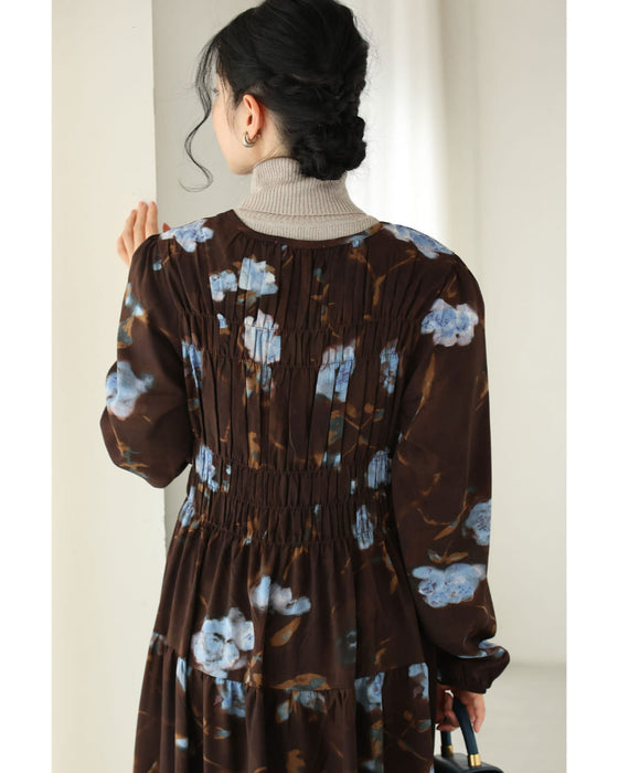 淡いブルーの花が降る胸元シャーリングミディアムワンピース